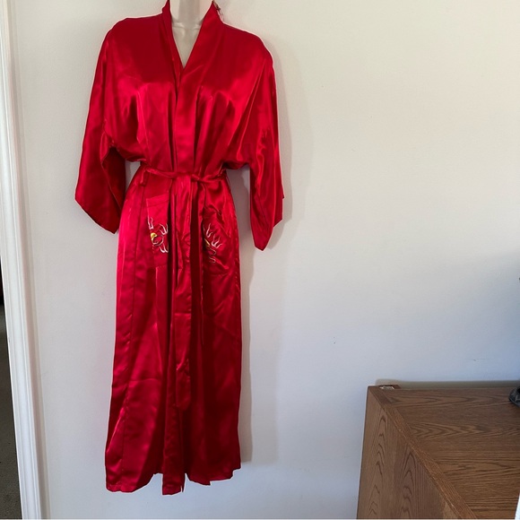Elegant Red Satin Robe - Picture 6 of 10